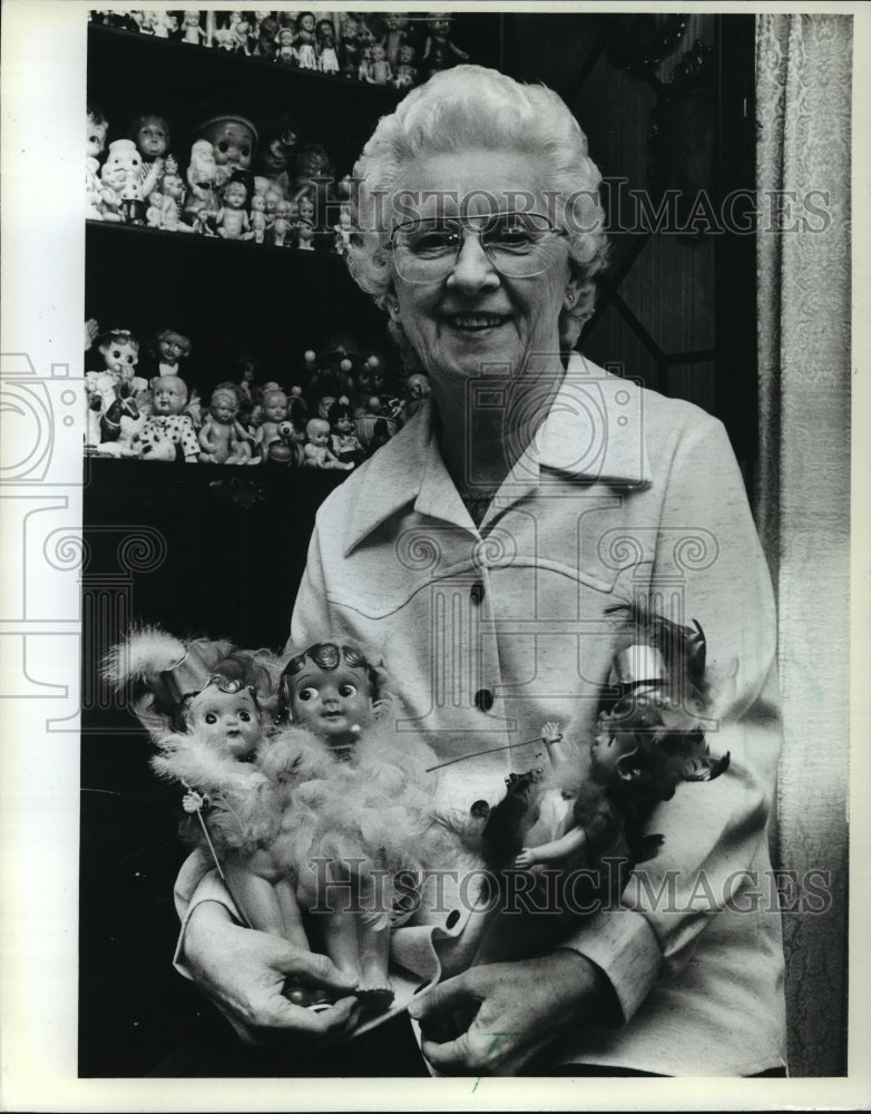 1982 Press Photo Elsie Rich From Spooner, Wisconsin Has Collection of 220 Dolls- Historic Images