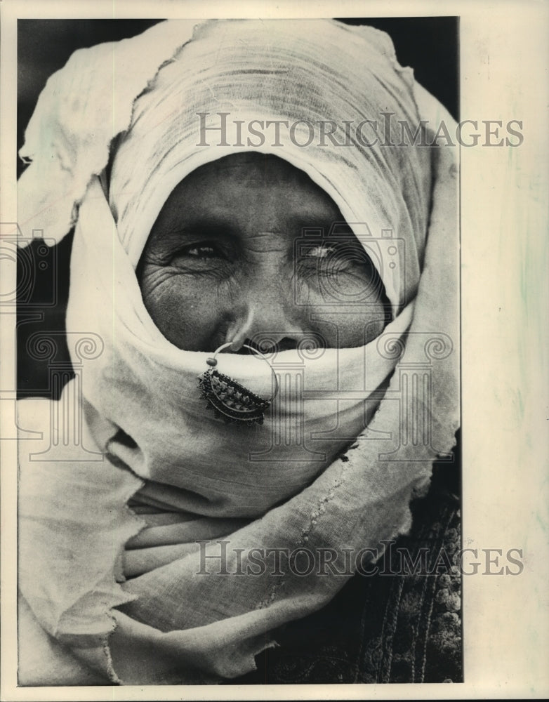 1984 Press Photo Bedouin tribes of Egypt preserve their modesty with head wraps-Historic Images