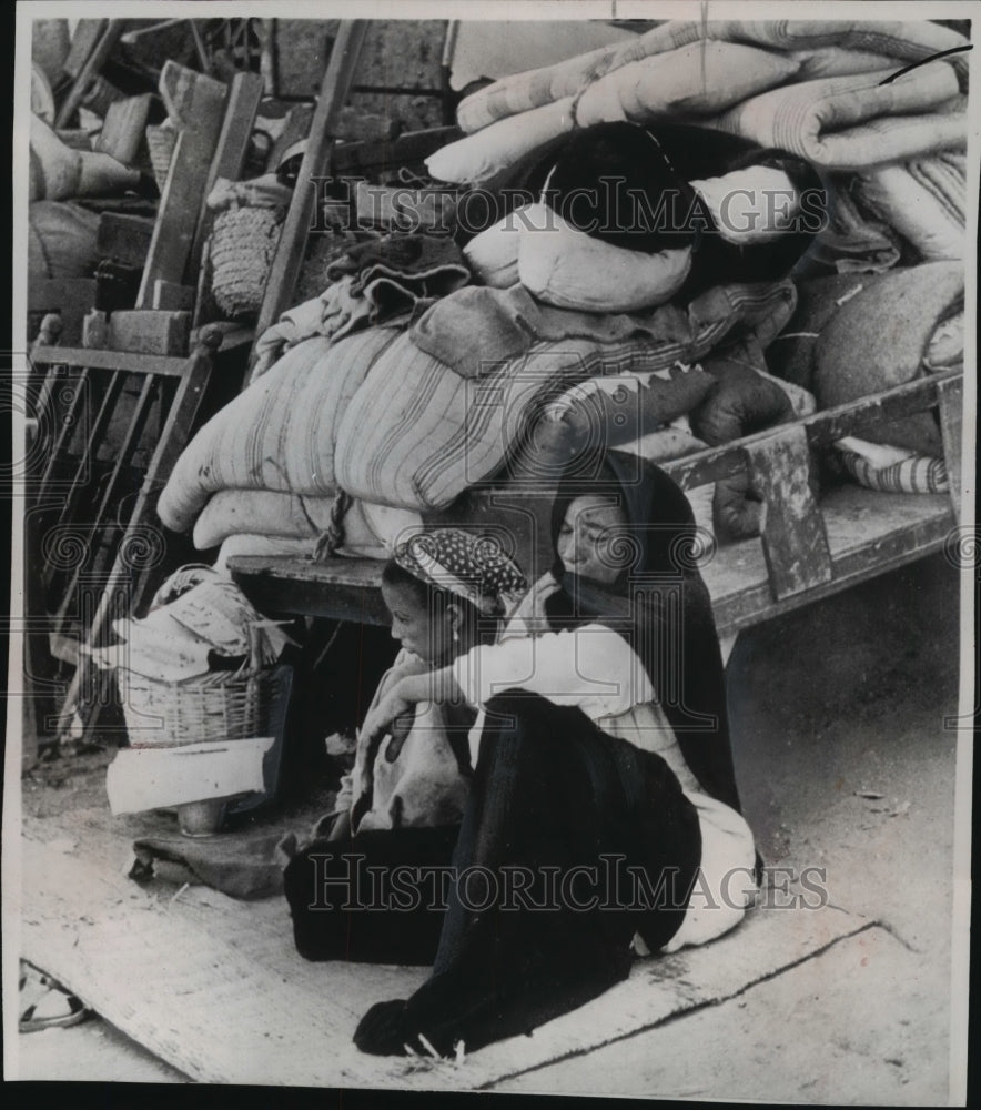 1951 Press Photo Egyptian woman sat with her child after their flight to Cairo - Historic Images