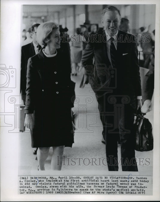 1969 Press Photo Dr. Denton A. Cooley and wife arrive in Baltimore - mja87837 - Historic Images