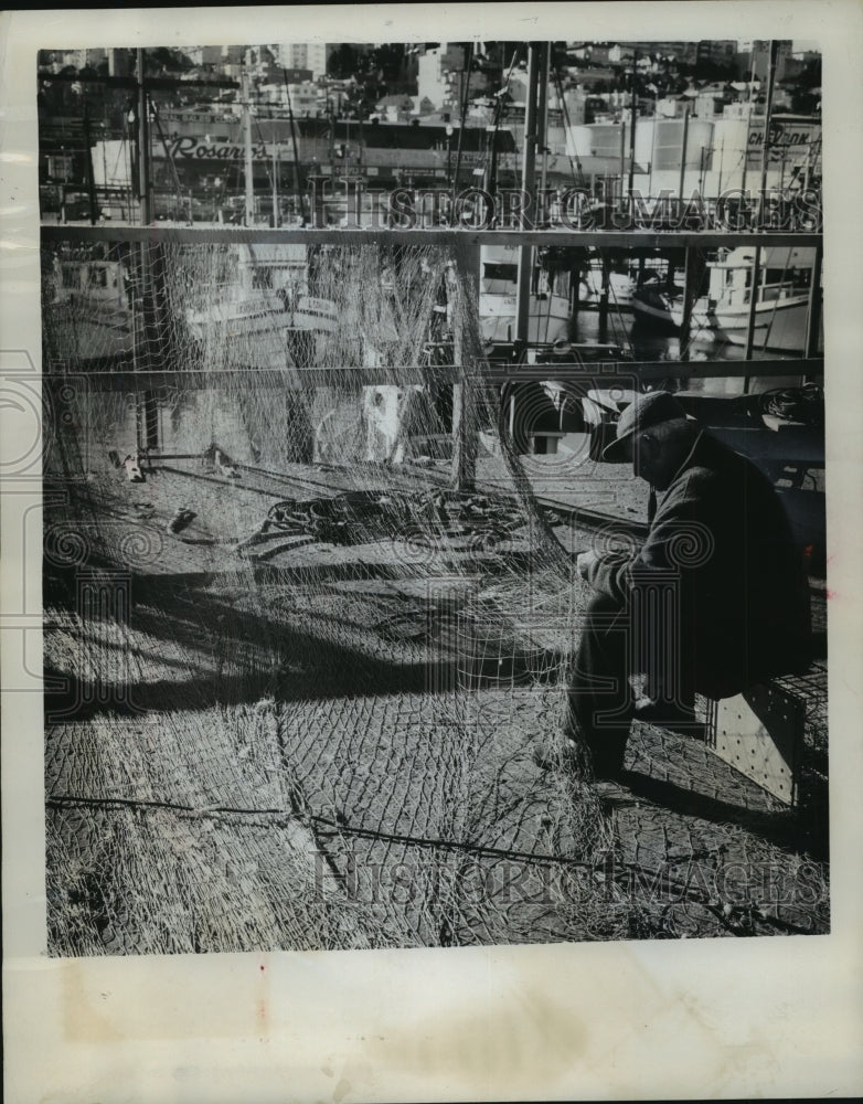 1968 Press Photo Fisherman mends nets at San Francisco&#39;s Fisherman&#39;s wharf.-Historic Images