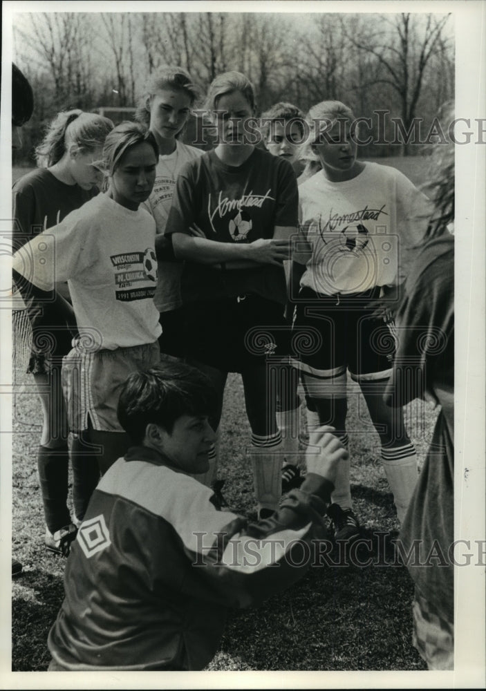 1983 Press Photo Homestead High School Soccer Coach Kathy Connelly and Her Team - Historic Images