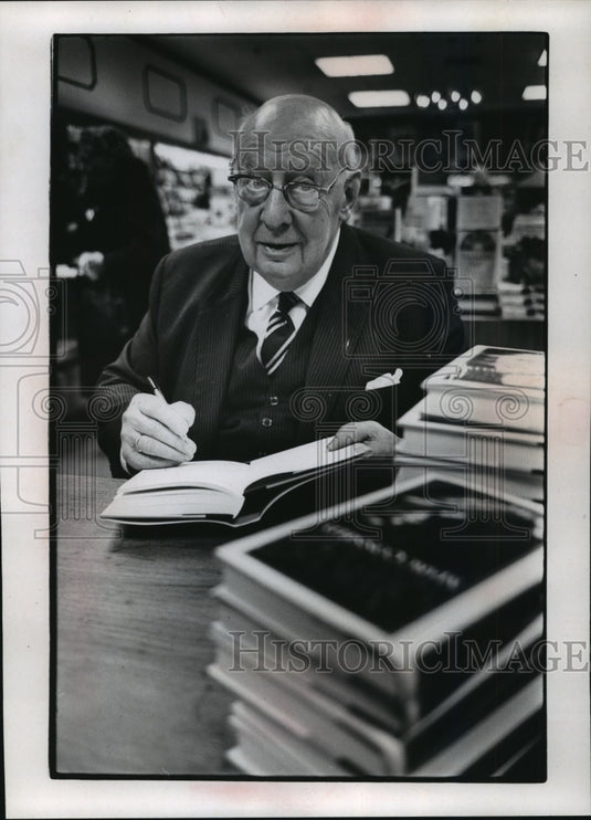 1968 Press Photo Marc Connelly Autographs Memoirs at Brookfield Square-Historic Images