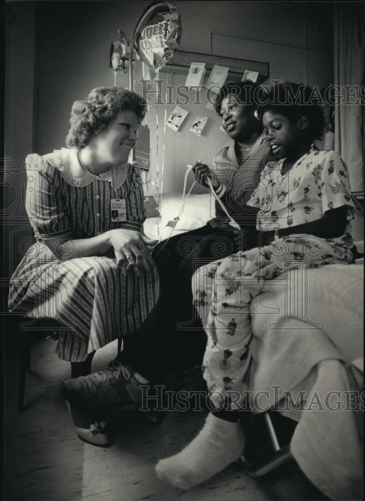 1987 Press Photo Carol Fritz Chats with the Harrells at Children&#39;s Hospital - Historic Images