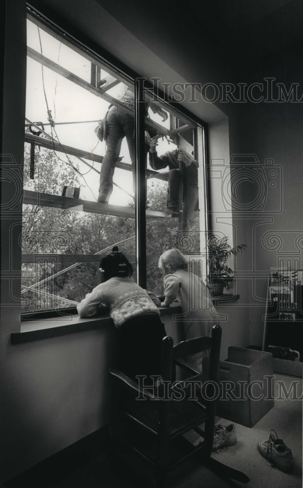 1991 Press Photo Cassandra and Amber Watch Construction on Care-Child Facility - Historic Images