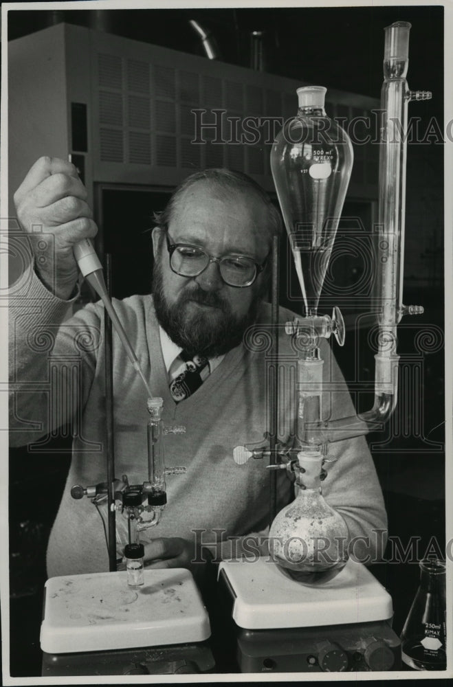 1989 Press Photo Professor Watkins at Carroll College Works with Lab Equipment - Historic Images
