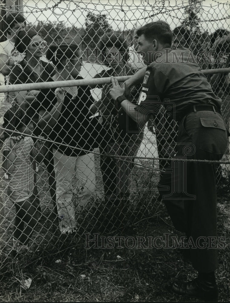 1980 Press Photo Lieutenant talks with Cuban Refugees, Florida - mja88004 - Historic Images