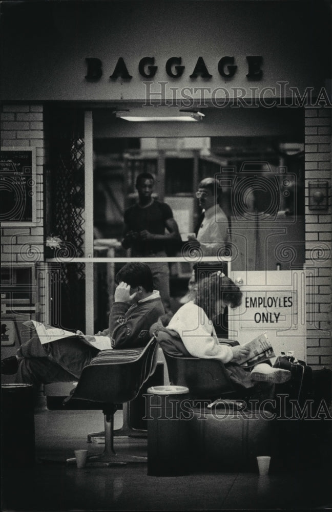 1987 Press Photo Wisconsin-Murders-passengers wait at a Greyhound Bus Depot-Historic Images