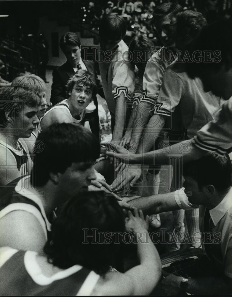 1983 Press Photo Joe Wolf and teammates before Semifinal Game - mja88137- Historic Images