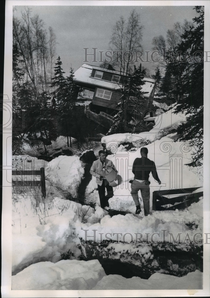 1964 Press Photo Two men gather items from home destroyed in earthquake Alaska- Historic Images