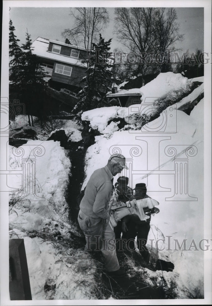 1964 Press Photo these men have a hard time walking, due to earthquake in Alaska - Historic Images