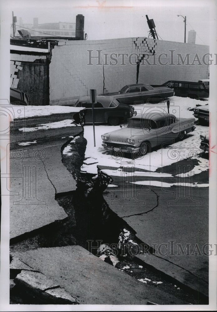 1964 Press Photo cars barely escaped damage after earthquake in Anchorage-Historic Images