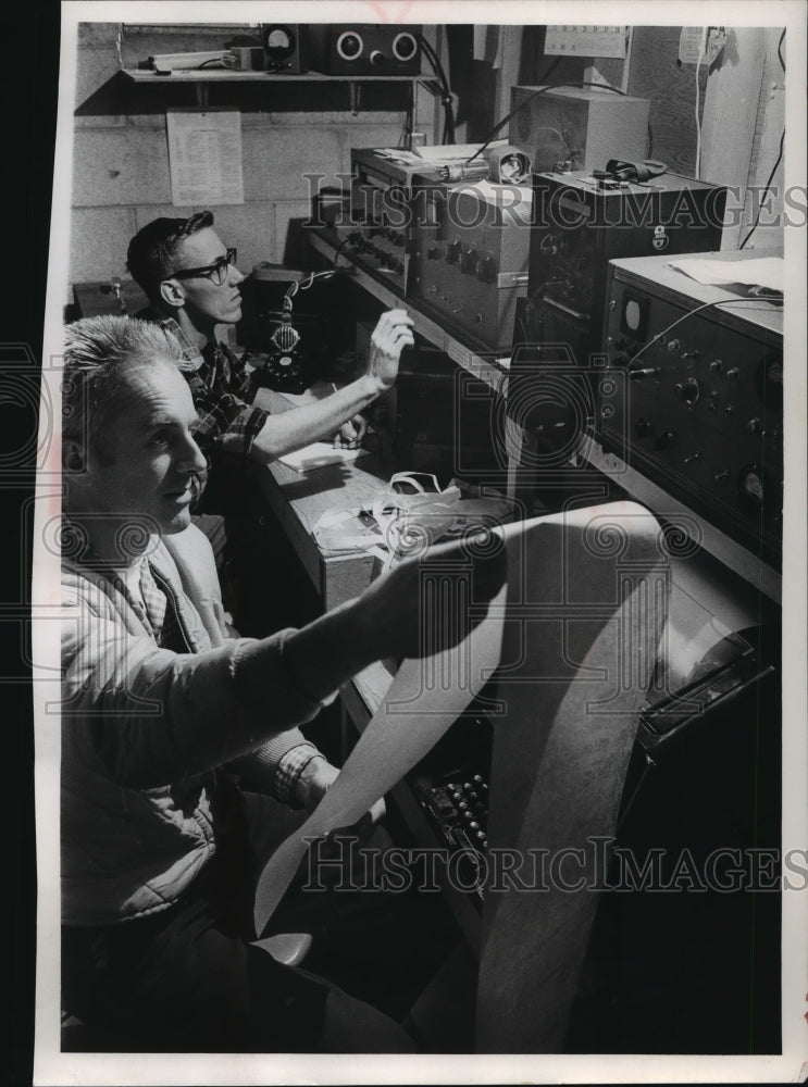 1964 Press Photo Amateur Radio Network transmit information on Alaska Earthquake-Historic Images
