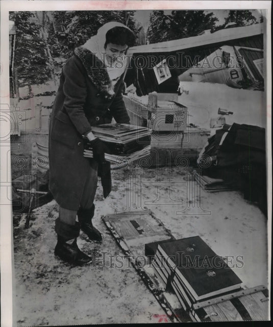 1964 Press Photo Mrs. Robert McCreedy is displaced by the earthquake in Alaska-Historic Images
