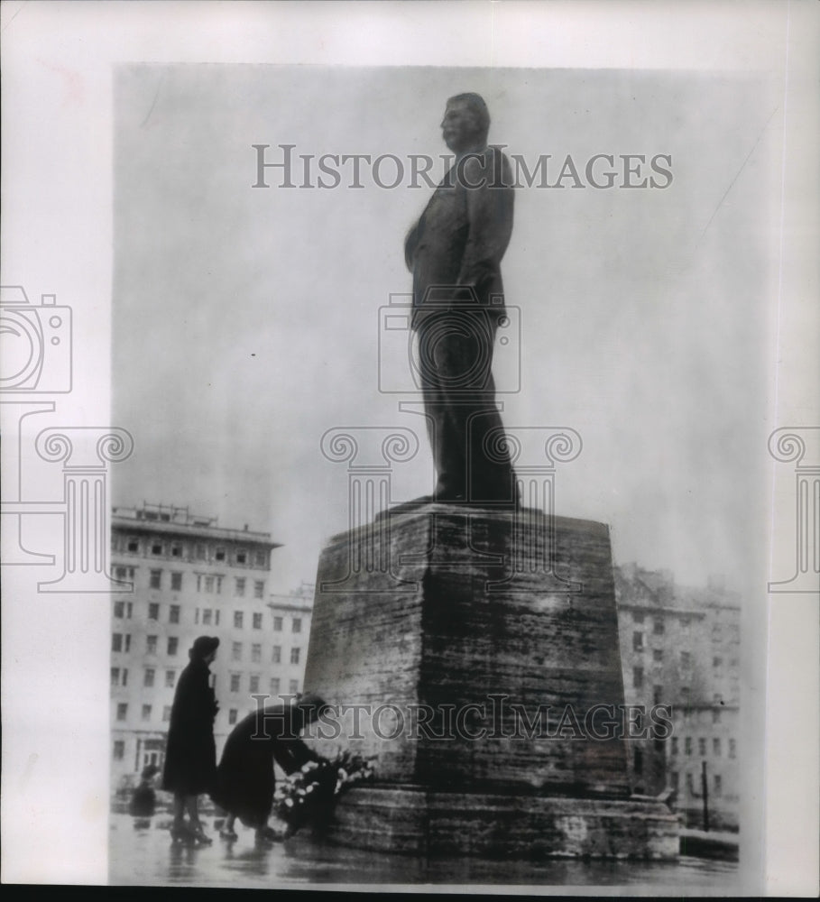 1953 Press Photo Two women place wreath on base of Stalin statue in Berlin - Historic Images