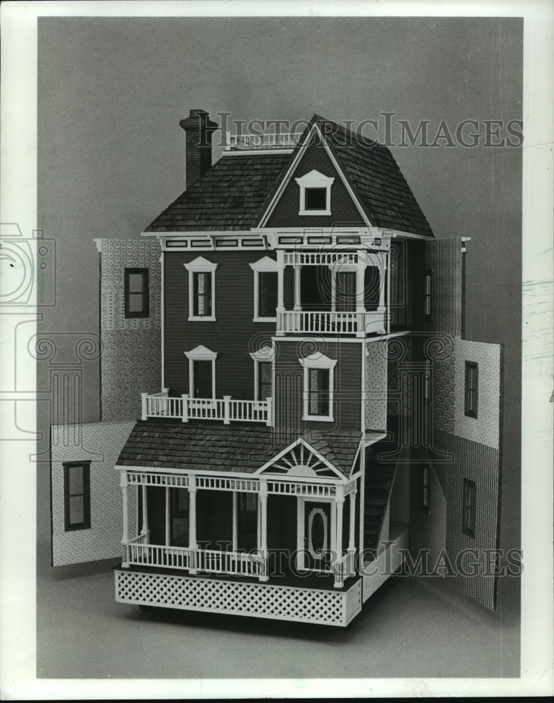 1983 Press Photo 19th century doll house with available pattern, Milwaukee. - Historic Images