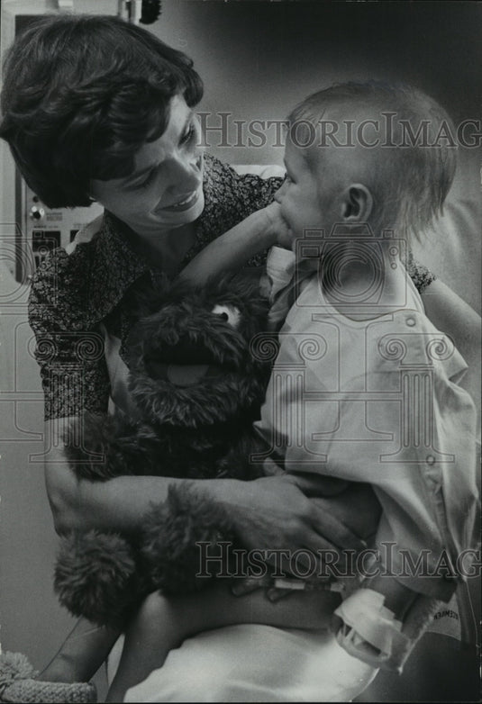 1977 Press Photo Rose Garthwait, Head nurse, with patient, Children's Hosp. Wis. - Historic Images