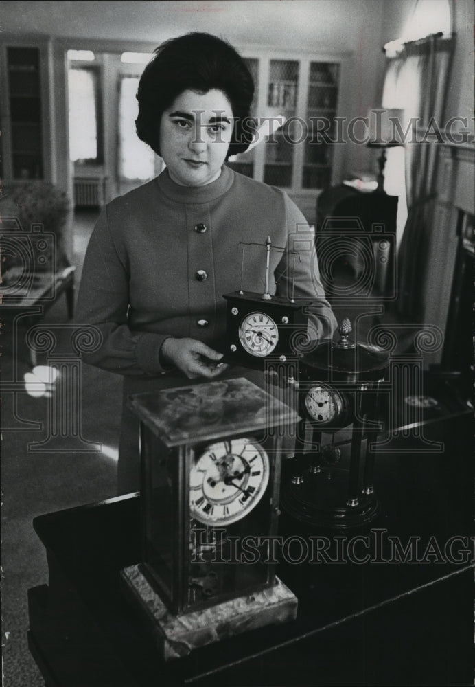 1971 Press Photo Mrs. Robert V. Cramer shows her collection of antique clocks-Historic Images