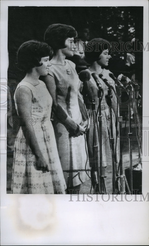 1963 Wife &amp; daughters of astronaut Gordon Cooper in Houston, Texas. - Historic Images