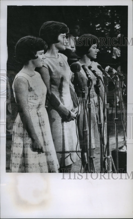 1963 Wife & daughters of astronaut Gordon Cooper in Houston, Texas. - Historic Images