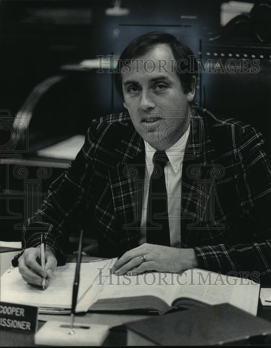 1983 Press Photo Thomas R. Cooper Milwaukee's first night court commissioner. - Historic Images