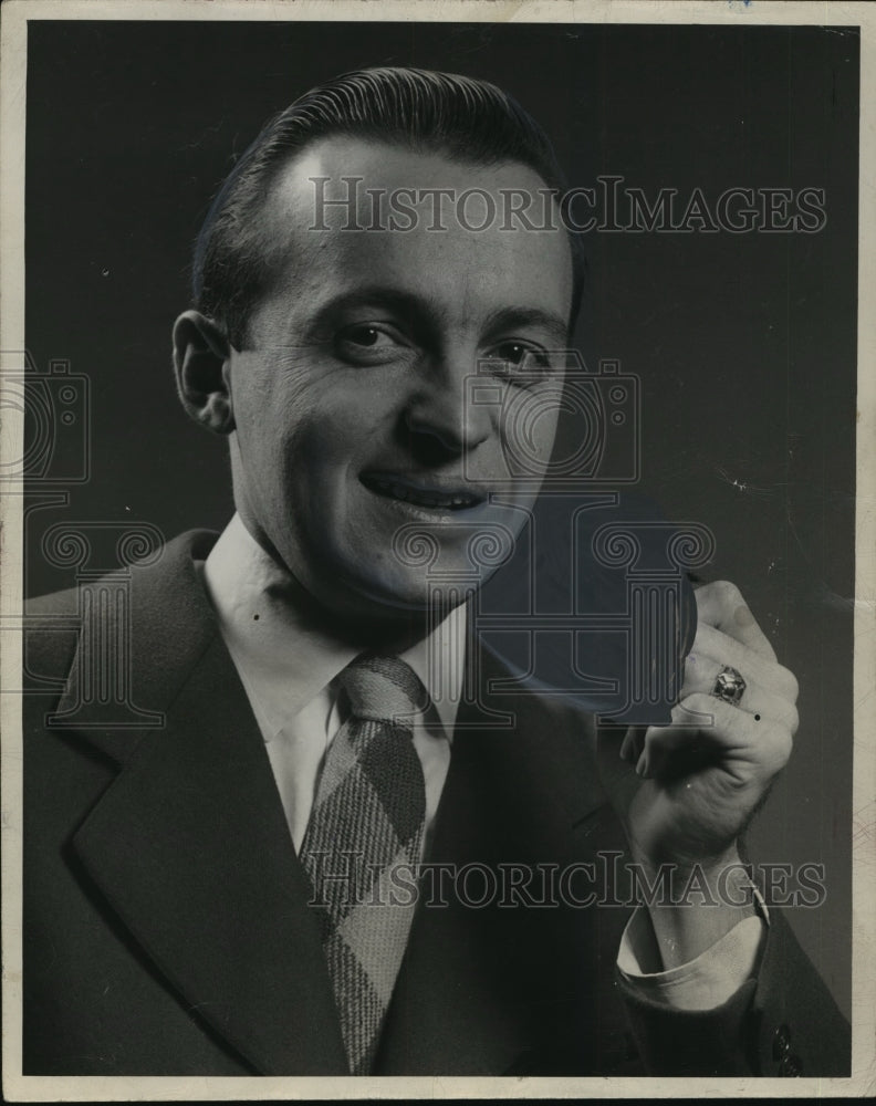 1947 Press Photo Don Dornbrook Assistant Green Sheet Editor - mja88587-Historic Images