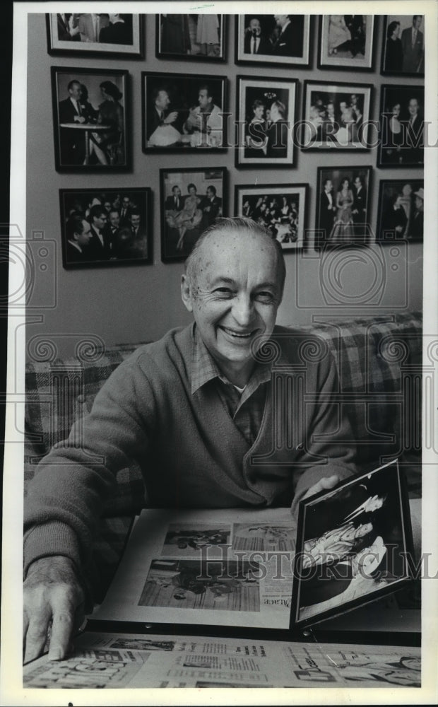 1981 Press Photo Donald P. Dornbrook relaxing at home looking at old memories. - Historic Images