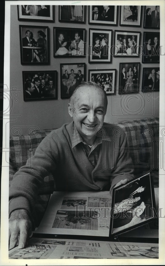 1981 Press Photo Donald P. Dornbrook relaxing at home looking at old memories. - Historic Images