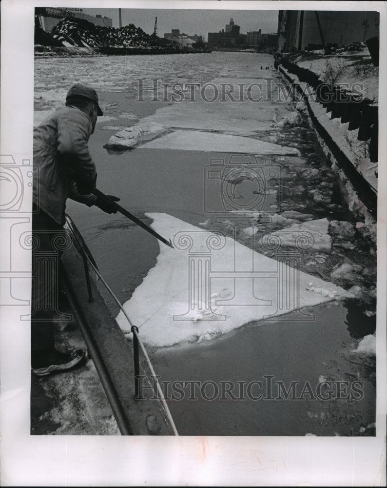 1963 Press Photo after removing ice chunks, Milwuakee skin divers enter water - Historic Images