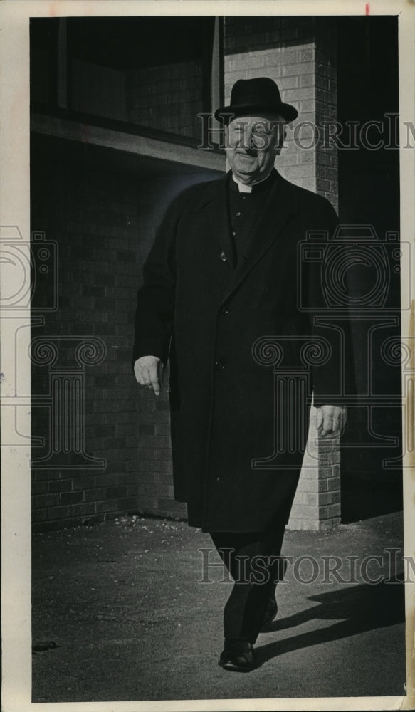 1973 Press Photo Archbishop William E. Cousin outside the Chancery office - Historic Images