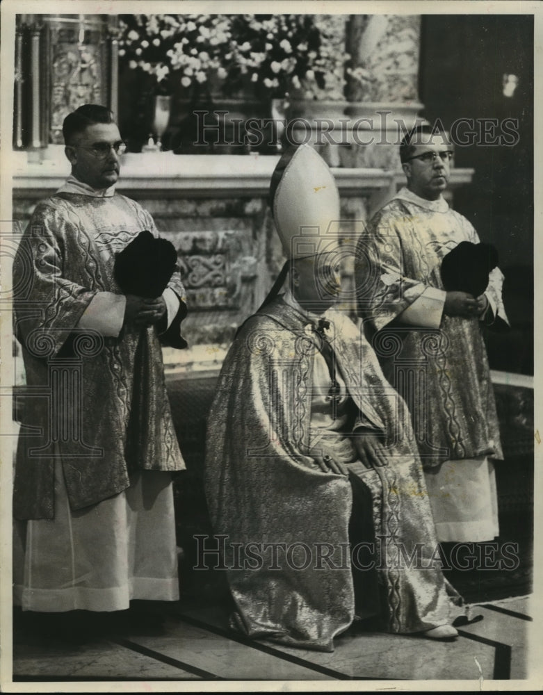 1959 Press Photo William E. Cousins waiting for his enthronement as archbishop.-Historic Images