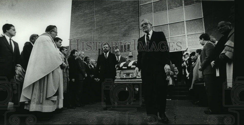 1983 Press Photo Clement J. Zablocki&#39;s casket carried from church. - mja88676-Historic Images