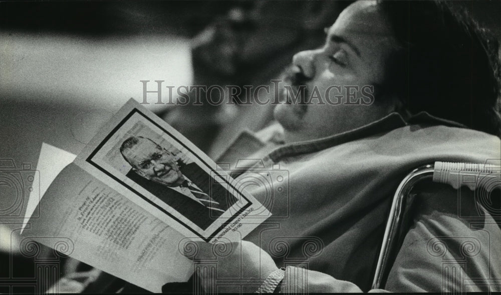 1983 Press Photo Sleeping man holds program at Clement J. Zablocki&#39;s funeral.-Historic Images