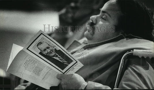 1983 Press Photo Sleeping man holds program at Clement J. Zablocki's funeral.-Historic Images