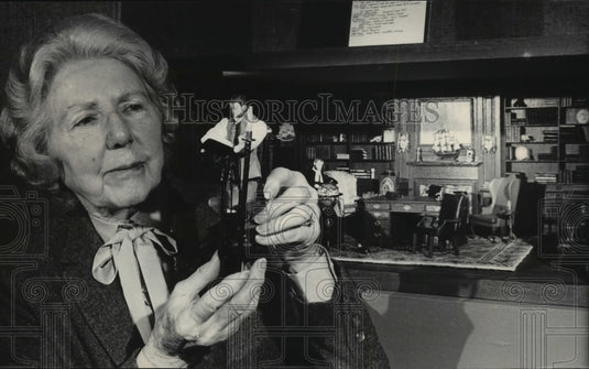 1983 Press Photo Madge Hoffman Showing Miniature 18th Century Doll House Library - Historic Images