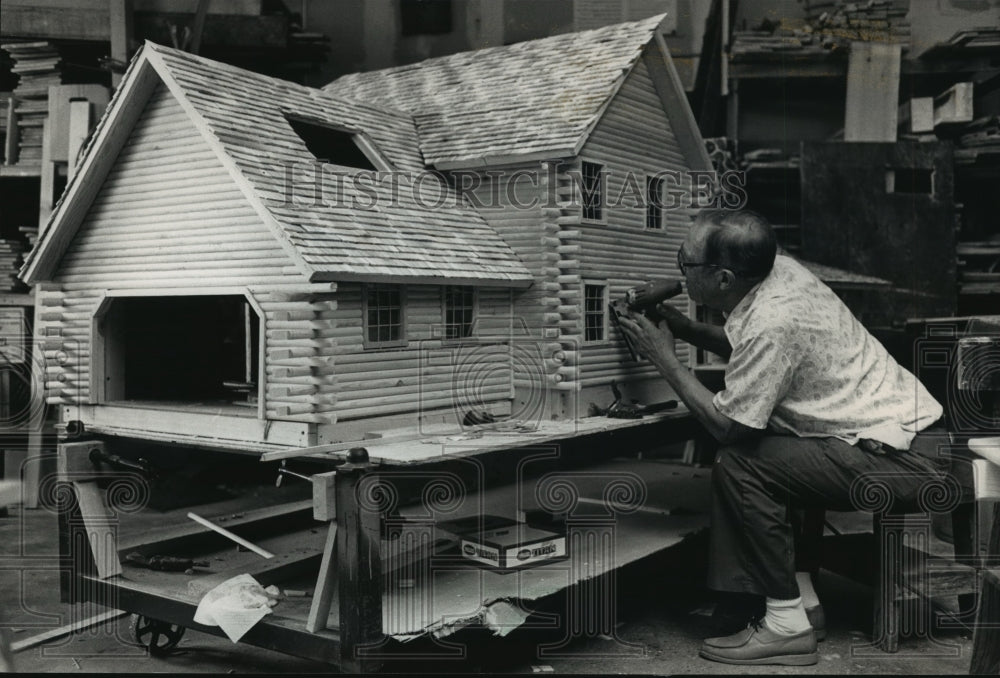 1988 Press Photo Custom builder Earl Papke installed a window on a doll house-Historic Images