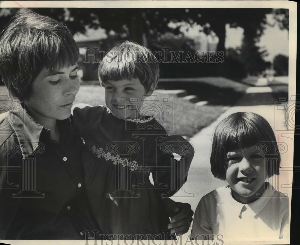 1974 Press Photo Mrs. Diane Micoliczyk with Michelle &amp; Heidi Bennin, Wisconsin-Historic Images