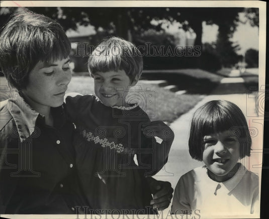 1974 Press Photo Mrs. Diane Micoliczyk with Michelle & Heidi Bennin, Wisconsin-Historic Images