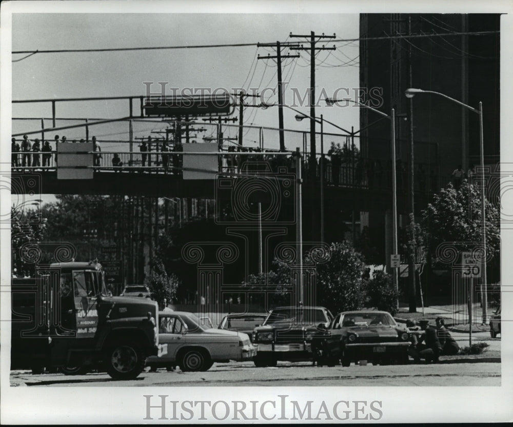 1978 Press Photo Crowd Gathered on Pedestrian Bridge Over Park Street Milwaukee-Historic Images