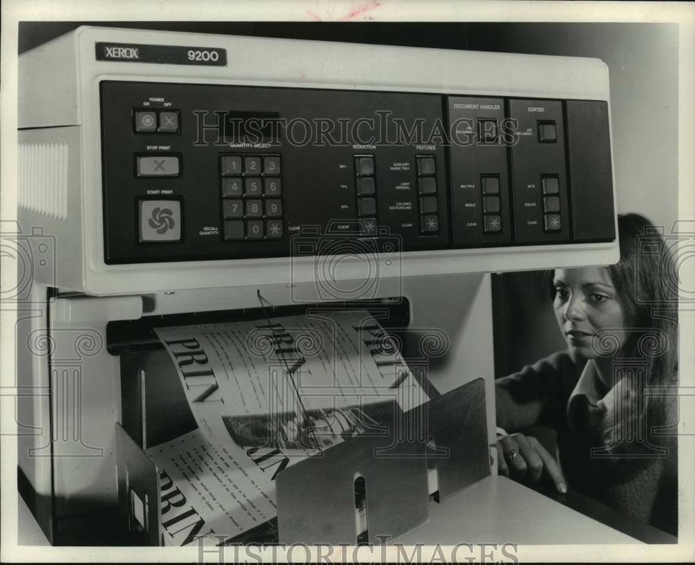 1974 Press Photo An operator watching the new Xerox duplicating system. - Historic Images