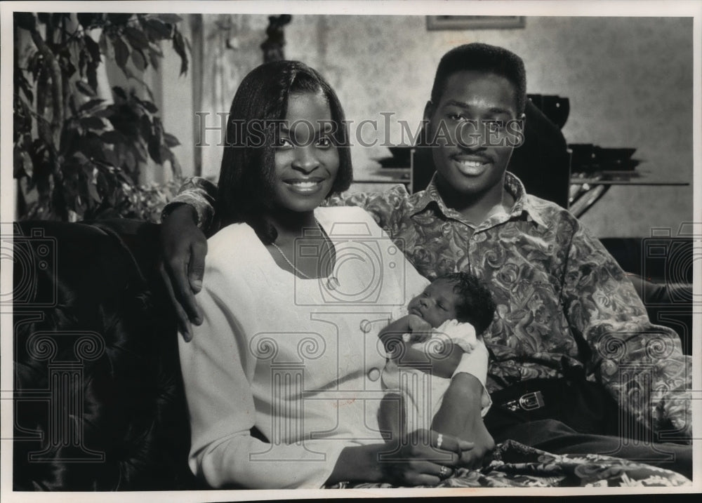 1992 Press Photo Sam and Gwen Anderson of Milwaukee with daughter Jasmine-Historic Images