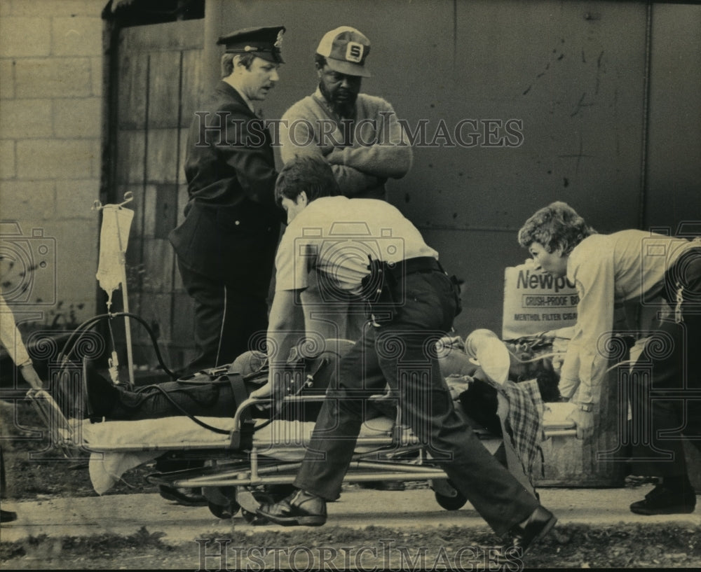 1983 Press Photo L.C. Eady assisted by Paramedics at Bronz-Vil Bar, Milwaukee - Historic Images