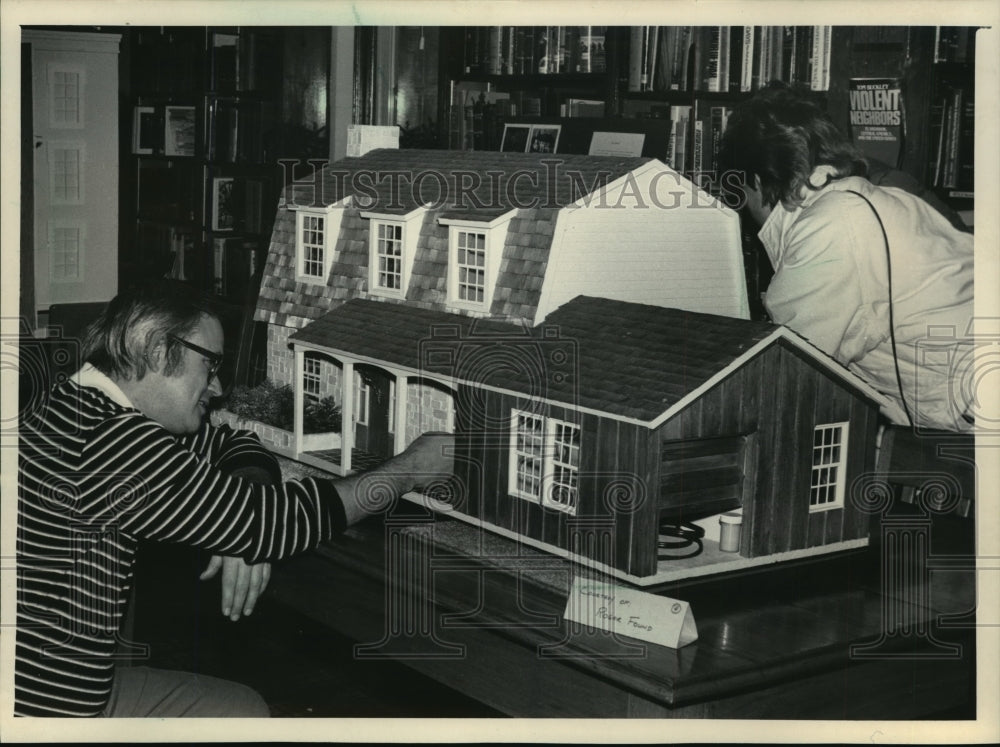 1985 Press Photo Rodger Found shows his doll house at Black River Falls library. - Historic Images