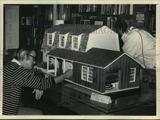 1985 Press Photo Rodger Found shows his doll house at Black River Falls library. - Historic Images
