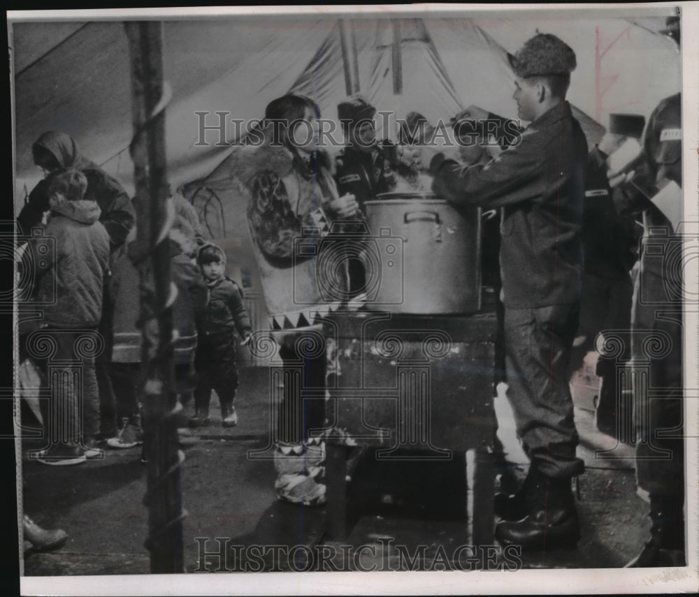 1964 Press Photo Soldier Ladles Out Food in Anchorage After Earthquake-Historic Images