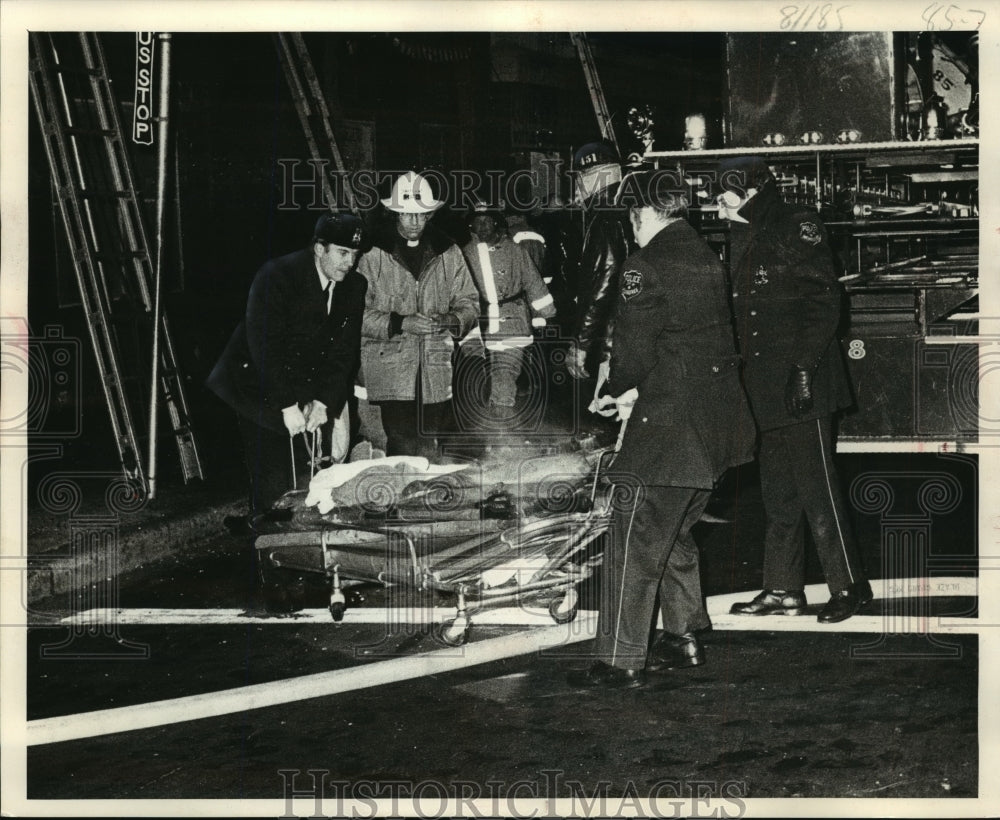 1974 Press Photo Milwaukee Fire Department chaplain with injured person - Historic Images