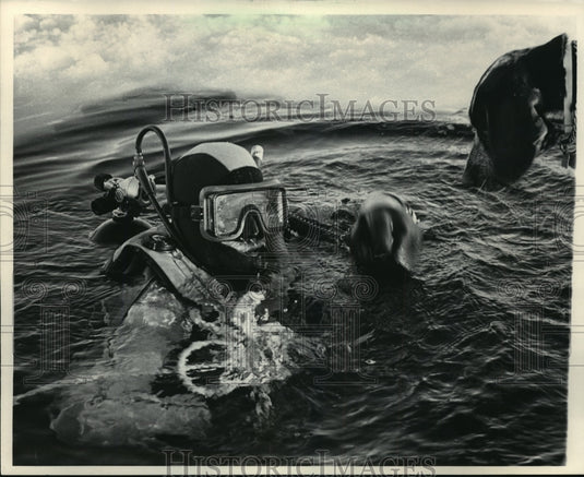 1986 Press Photo Ice-diving instructor Mark Ashbrook of Eau Claire and his dog. - Historic Images