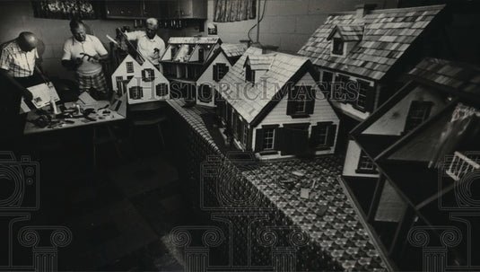 1979 Press Photo Dollhouse Being Built by Matthew Florek & Helpers - Historic Images