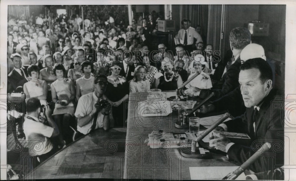 1963 Press Photo Cooper at a press conference at Cape Canaveral with family- Historic Images