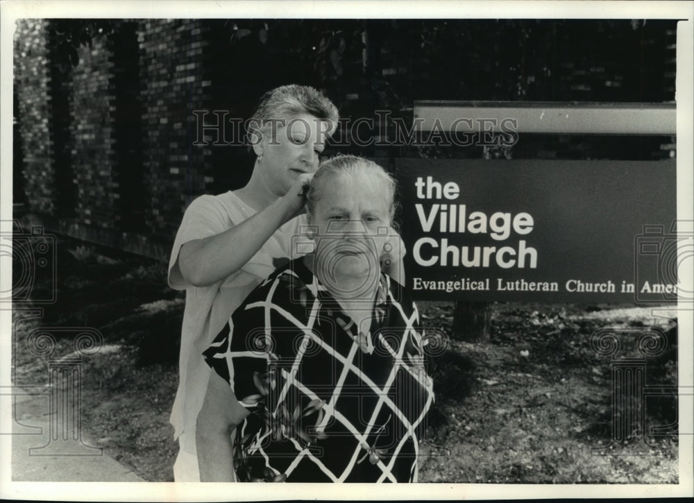 1989 Press Photo Pauline Enea fixing her mother Mary&#39;s hair at Village Church - Historic Images